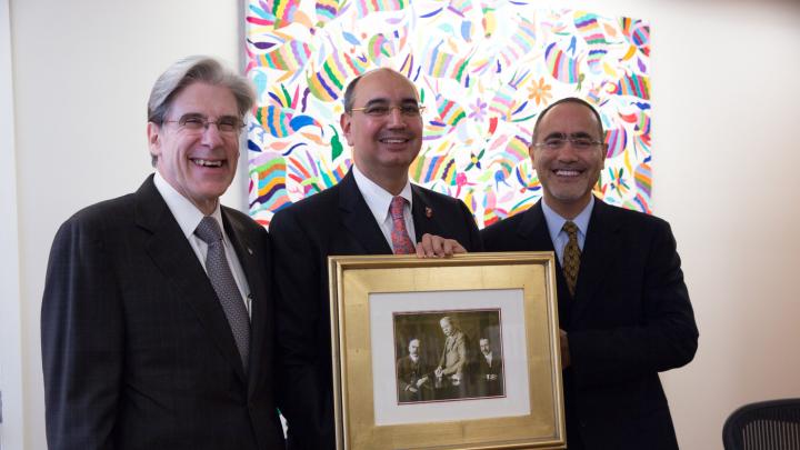 Dean Julio Frenk (left), Ali Ülker (middle), and Gökhan S. Hotamisligil (right). Ülker was presented with a picture of HSPH’s founders: George Whipple, William Sedgwick, and Milton Rosenau.