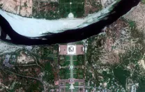 A satellite view shows the main monument at the center, with the gardens in front (bottom) and the Yamuna River behind (top). Few visitors realize that there is another garden across the river. The Mehtab Bagh, or Moonlight Garden, contained an octagonal pool that reflected an image of the monument; historians believe the garden, now mostly in ruins, was designed as a viewing place for the monument.