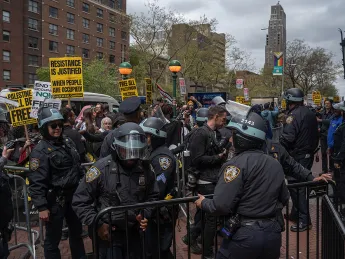NYPD begin setting up barricades, closing in Pro-Palestinian demonstrators rallying outside the Columbia University