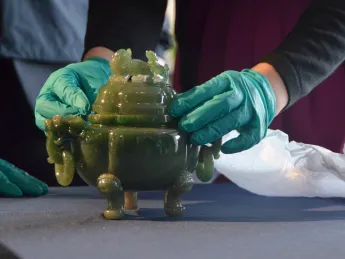 An eighteenth-century Chinese jadeite tripod covered censer that was stolen from the Fogg Museum in 1979 has been formally returned to the Harvard Art Museums. 