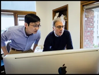 Peng Yi and Douglas Melton, looking at images from their study.