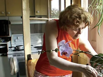 Filmmaker Julie Mallozzi intercut scenes of Lalita Bharvani at home, tending to her garden or doing yoga, with startling images of x-rays and medical tests, including an echocardiogram. One poignant scene shows Bharvani visiting her elderly mother in India. 