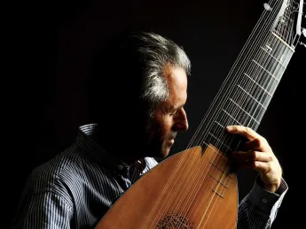 Hopkinson Smith playing the German theorbo built for him by Joel van Lennep 
