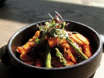 Spicy rice cake topped with fresh vegetables 