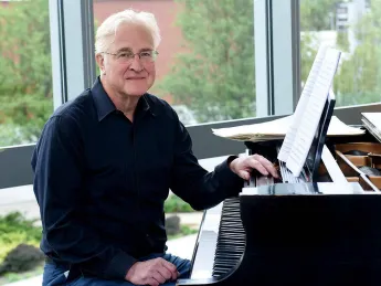 Photograph of composer Paul Moravec
