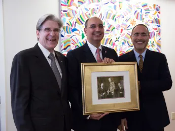 Dean Julio Frenk (left), Ali Ülker (middle), and Gökhan S. Hotamisligil (right). Ülker was presented with a picture of HSPH’s founders: George Whipple, William Sedgwick, and Milton Rosenau.