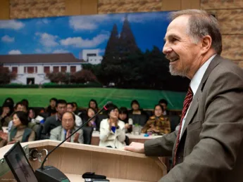 Arthur Kleinman, Rabb professor of anthropology and professor of medical anthropology, lectured at Fudan University’s Contemporary Anthropology Forum. 