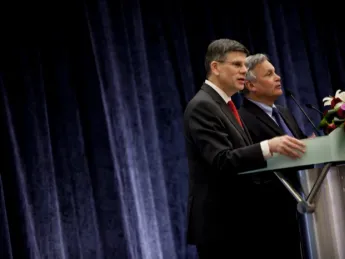 Chair of the Harvard China Fund William C. Kirby (left) and dean of Harvard Business School Jay O. Light address guests at the Harvard Center Shanghai celebratory reception and banquet. Kirby, who is Chang professor of China studies and Spangler Family professor of business administration, served as keynote speaker.