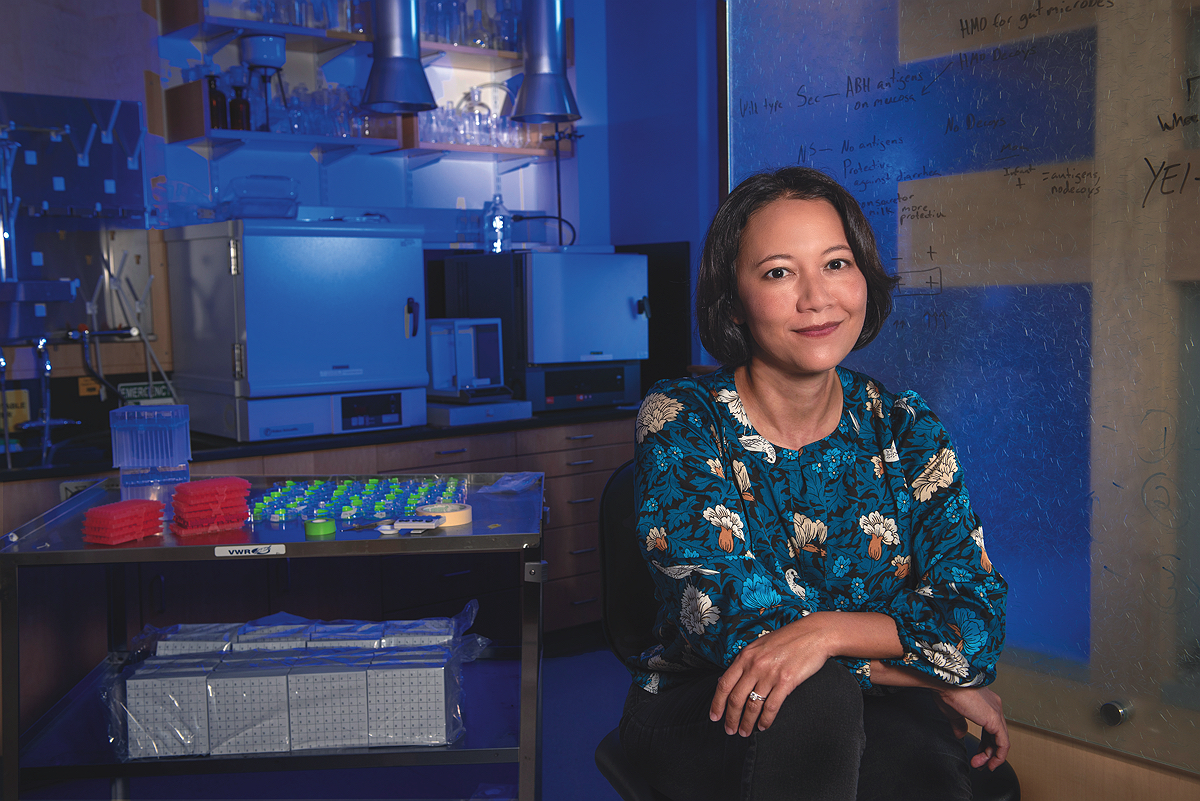 Photograph of Rachel Carmody in her lab