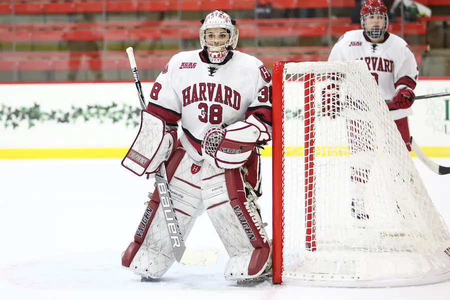 Women's ice hockey player Emerance Maschmeyer on the ice in front of the goal
