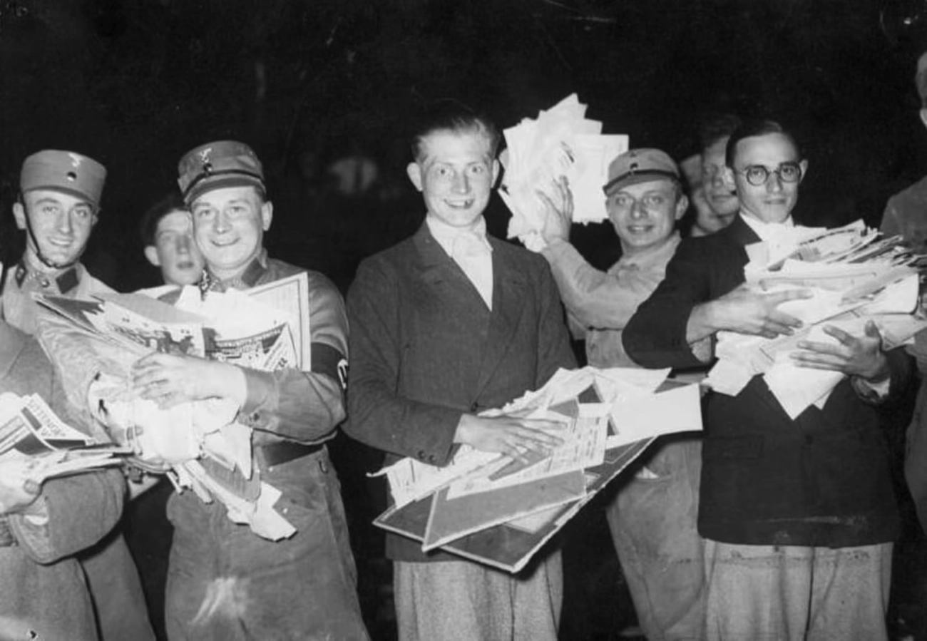 Students and National Socialists at the Unter den Linden cremation site.