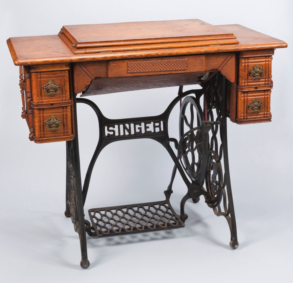 This Singer Sewing Machine Has Many, Furniture Value Of Old Singer Sewing Machine In Wood Cabinet