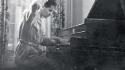 Dramatic even in his student days: Leonard Bernstein at the piano in 1936 