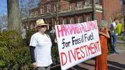 Alumni show their support for divestment.
