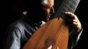 Hopkinson Smith playing the German theorbo built for him by Joel van Lennep 