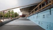 The Prescott Street side of the museum includes a ramp that is an extension of the reverse ogee curve that transects the adjacent Le Corbusier-designed Carpenter Center. Architect Renzo Piano has referred to this effect as “Le Corbusier putting his arm around the Fogg.”