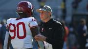 Harvard coach Tim Murphy confers with senior defensive lineman Truman Jones.