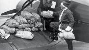 Snow and his wife load up (1940).