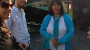Cecilia Castro (right) talks with Gonzalo Arteaga and another resident of the Renca project.