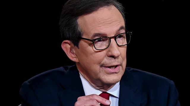 Photograph of Chris Wallace moderating 2020 presidential debate