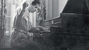 Dramatic even in his student days: Leonard Bernstein at the piano in 1936 
