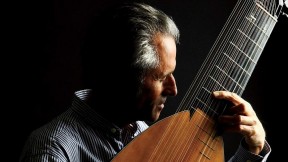 Hopkinson Smith playing the German theorbo built for him by Joel van Lennep 