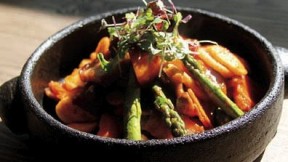 Spicy rice cake topped with fresh vegetables 