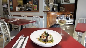 Strip T&rsquo;s nuanced fare, such as these sea scallops with yellow curry and chanterelles, is served in simple environs. 