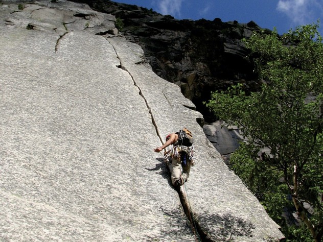 Photograph courtesy of Samuel Brotherton Former Mountaineering Club head Jimmy Watts ’10 “trad” climbs at Cannon Cliff in Franconia Notch, New Hampshire.