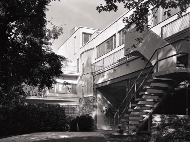 Exterior of the Frank House, showing its Bauhaus features