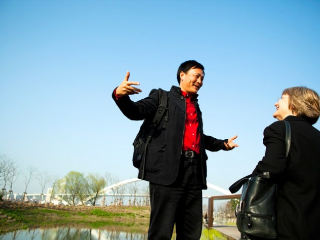 At the site, designer Yu Kongjian explains his vision to President Faust.