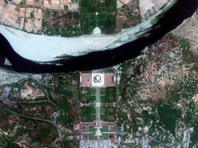 A satellite view shows the main monument at the center, with the gardens in front (bottom) and the Yamuna River behind (top). Few visitors realize that there is another garden across the river. The Mehtab Bagh, or Moonlight Garden, contained an octagonal pool that reflected an image of the monument; historians believe the garden, now mostly in ruins, was designed as a viewing place for the monument.