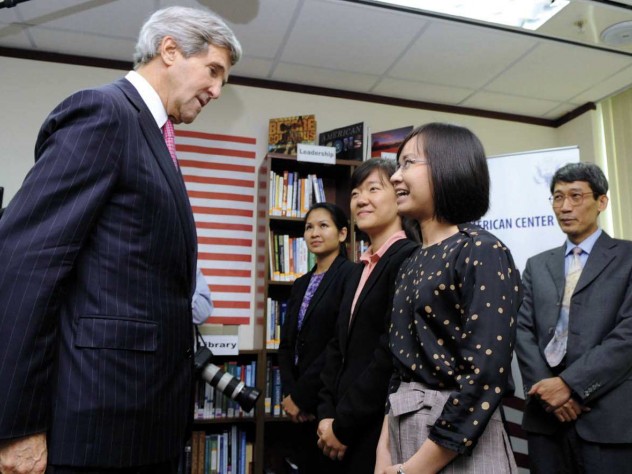 Photograph courtesy of the U.S. State Department During his first visit to Vietnam as secretary of state, John Kerry met with Fulbright alumnae Tran Thuy Giang (at rear, of Tri Viet Consulting and Investment) and Dang Thi Manh (foreground, of Procter & Gamble Vietnam). Faculty members present included Le Thi Quynh Tram, M.P.A. ’13 (center), and Pham Duy Nghia, a former Harvard Law School fellow (far right).