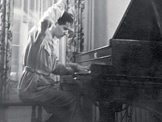 Dramatic even in his student days: Leonard Bernstein at the piano in 1936 