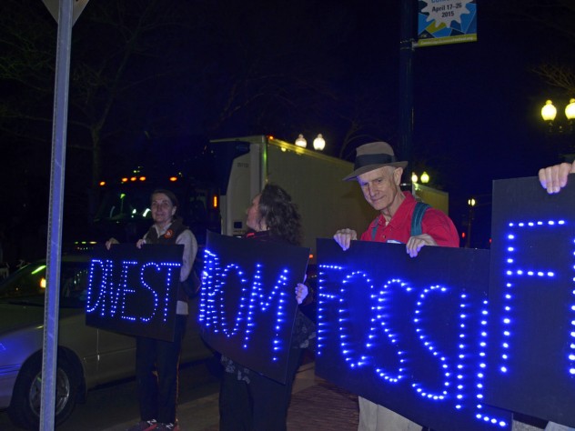 Alumni show their support for divestment.