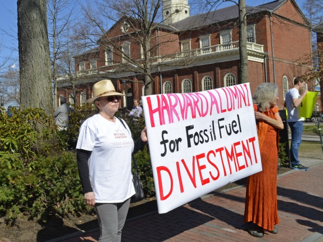 Alumni show their support for divestment.