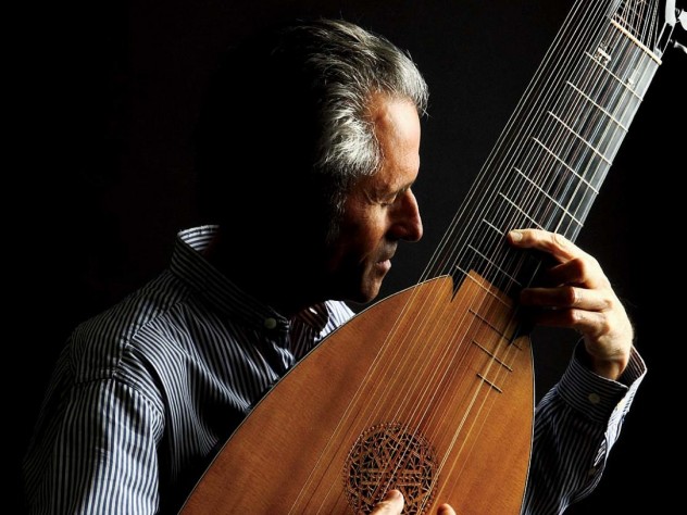 Hopkinson Smith playing the German theorbo built for him by Joel van Lennep