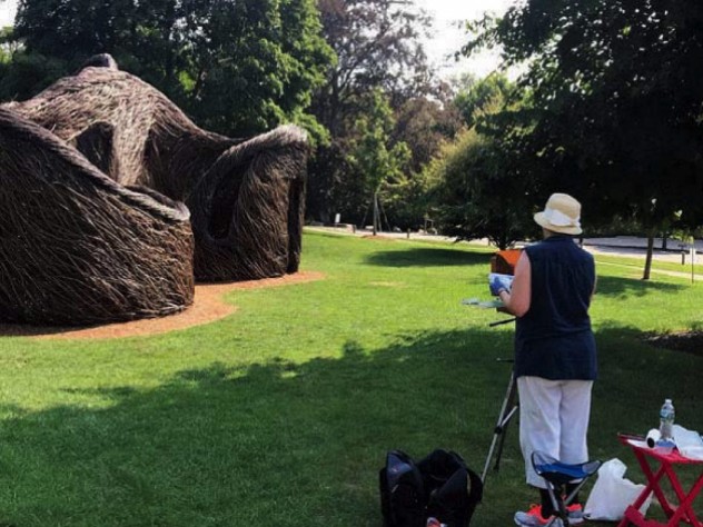 Art classes outside on the lawn draws visitors