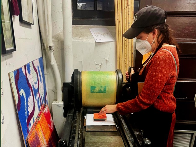 Photograph of Sarah Kariko ’90 operating a letterpress at the Bow & Arrow Press in Cambridge, Massachusetts