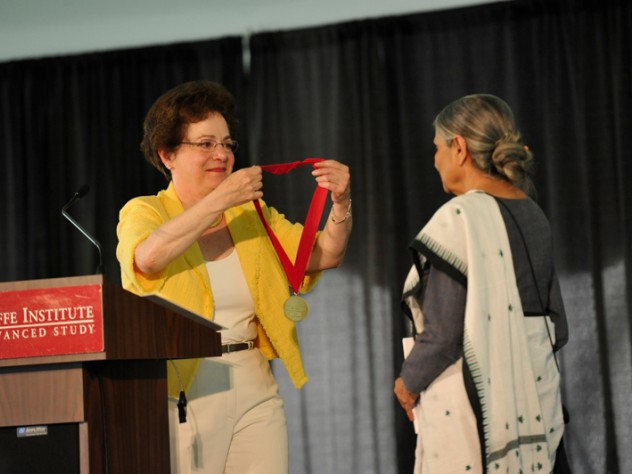 Ela Bhatt receives the Radcliffe Medal from Dean Barbara Grosz.