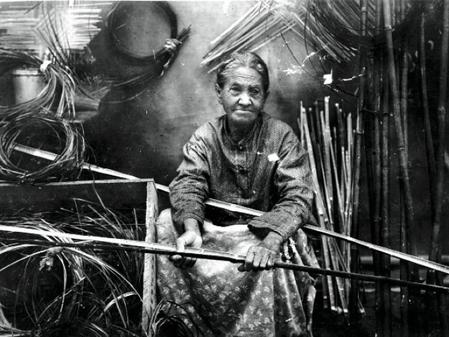 Courtesy of the Peabody Museum of Archaeology and Ethnology, Harvard University, 2004.24.26766B. Darden preparing river-cane splints for weaving, c. 1900.