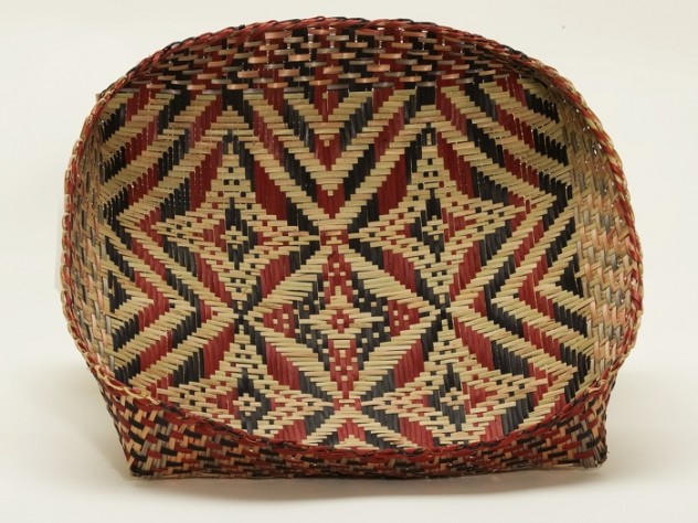 This basket tray, also signed “Scarlett Darden 2002,” displays the Muscadine design, "Gusbi Suqu," which Mary Bradford rendered as "Grape Skins." 