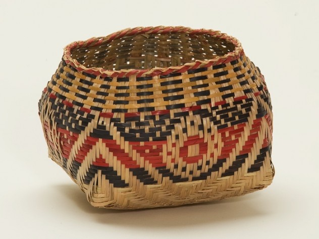 Jim Harrison A basket, signed “Scarlett Darden 2002,” by one of Clara Darden’s descendants, displays an X with bull's-eye design pattern: "Waxtik Kani."