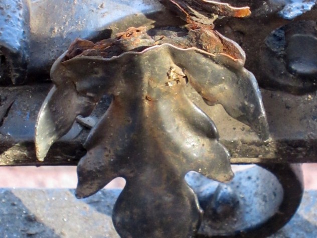 Photograph by Blair Kamin, 2013 Nieman Fellow A leaf, fashioned from wrought iron, was rusted and ready to fall from the Class of 1870 Gate when this shot was taken in the spring of 2013. A few months later, Nieman Fellow Blair Kamin discovered that the leaf had broken off. He delivered it to University officials for safekeeping.