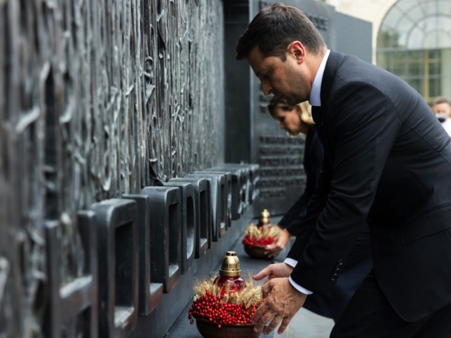 Volodymyr Zelenskyy at the Holodomor Memorial