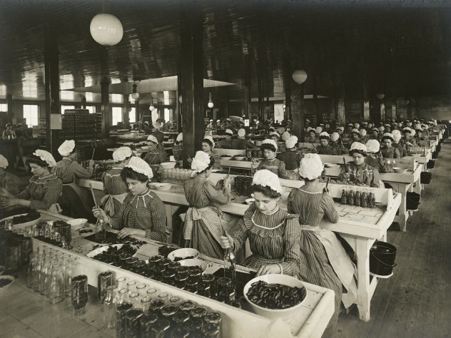 Photograph courtesy of the Harvard Art Museums <i>Industrial Problems, Welfare Work: United States. Pennsylvania. Pittsburgh.H.J. Heinz Company: Bottling Department, </i> c. 1903. Gelatin silver print.