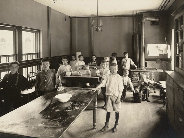 Photograph courtesy of the Harvard Art Museums <i>Social Settlements: United States. Massachusetts. Boston. South End House: South End House, Boston, Mass.: Vacation School 1907: Boys’ Cooking Class, </i>1907. Gelatin silver print.