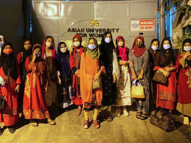 Rohingya students arriving at the AUW campus entrance 