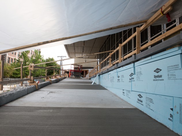 Photograph by Jim Harrison The Prescott Street side of the museum includes a ramp that is an extension of the reverse ogee curve that transects the adjacent Le Corbusier-designed Carpenter Center. Architect Renzo Piano has referred to this effect as “Le Corbusier putting his arm around the Fogg.”
