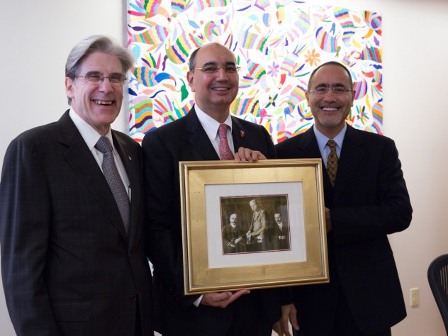 Dean Julio Frenk (left), Ali Ülker (middle), and Gökhan S. Hotamisligil (right). Ülker was presented with a picture of HSPH’s founders: George Whipple, William Sedgwick, and Milton Rosenau.